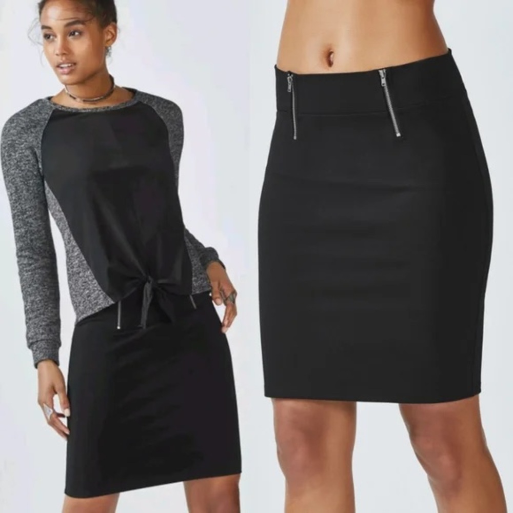 FABLETICS Leslie Zippered Ponte Pencil Skirt Sz Med
Like New Cond. Bodycon Black